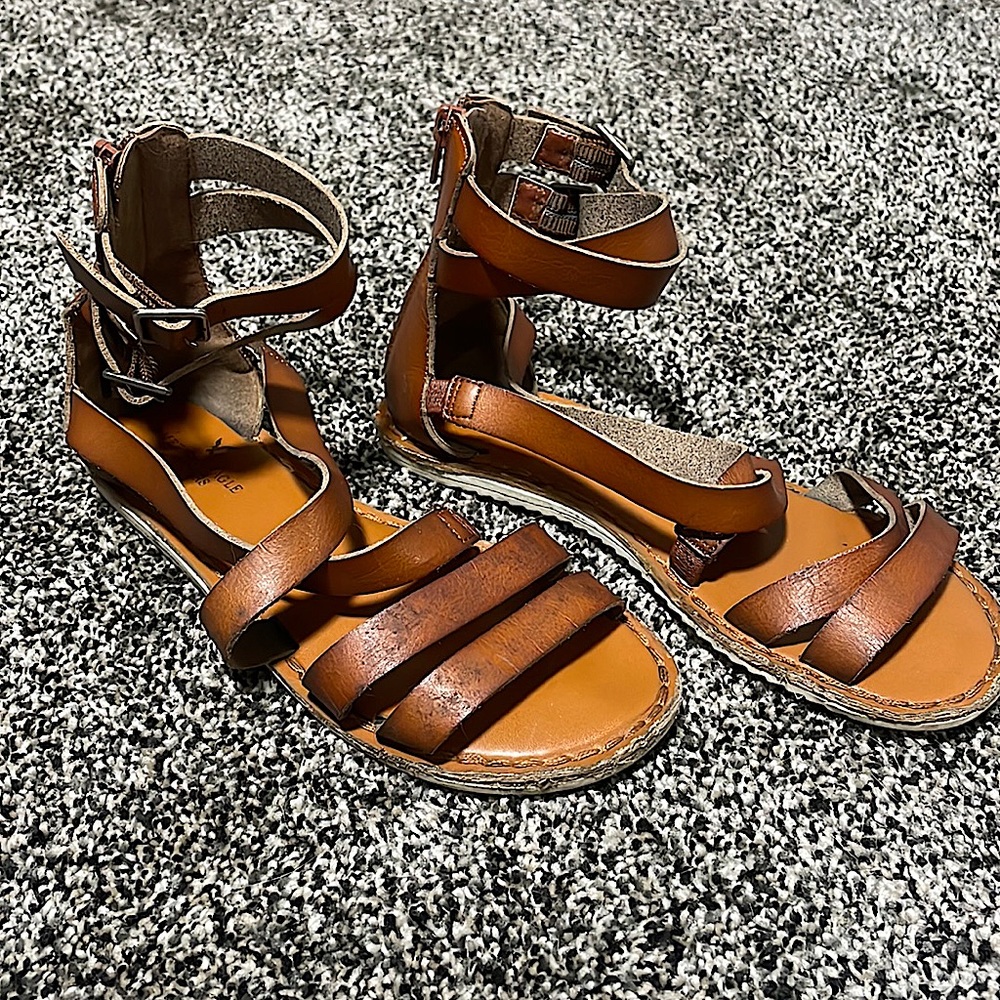 American Eagle Sandals